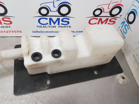 New Holland Case Maxxum Windshield Washer Reservoir 87638112, 87470604 - Essuie-glace pour Machine agricole: photos 5 New Holland Case Maxxum Windshield Washer Reservoir 87638112, 87470604 - Essuie-glace pour Machine agricole: photos 5