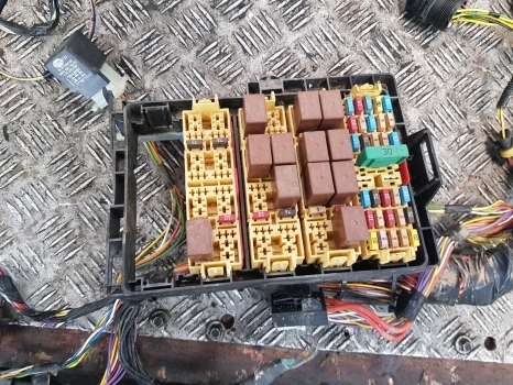 New Holland T5.95, T5.105, T5.115 Cab Wiring Loom, Fuse Box 47915451 - Câble/ Fil pour Tracteur agricole: photos 4 New Holland T5.95, T5.105, T5.115 Cab Wiring Loom, Fuse Box 47915451 - Câble/ Fil pour Tracteur agricole: photos 4