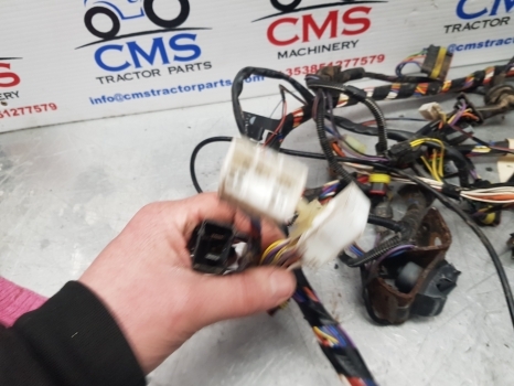 New Holland T5.95, T5.105, T5.115 Wiring Loom, Fuse Box 47778916 - Câble/ Fil pour Tracteur agricole: photos 4 New Holland T5.95, T5.105, T5.115 Wiring Loom, Fuse Box 47778916 - Câble/ Fil pour Tracteur agricole: photos 4