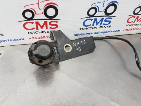 New Holland T5.95, T5 Trailer Socket And Bracket 47463656, 5102156, 84230588 - Système électrique pour Machine agricole: photos 1 New Holland T5.95, T5 Trailer Socket And Bracket 47463656, 5102156, 84230588 - Système électrique pour Machine agricole: photos 1