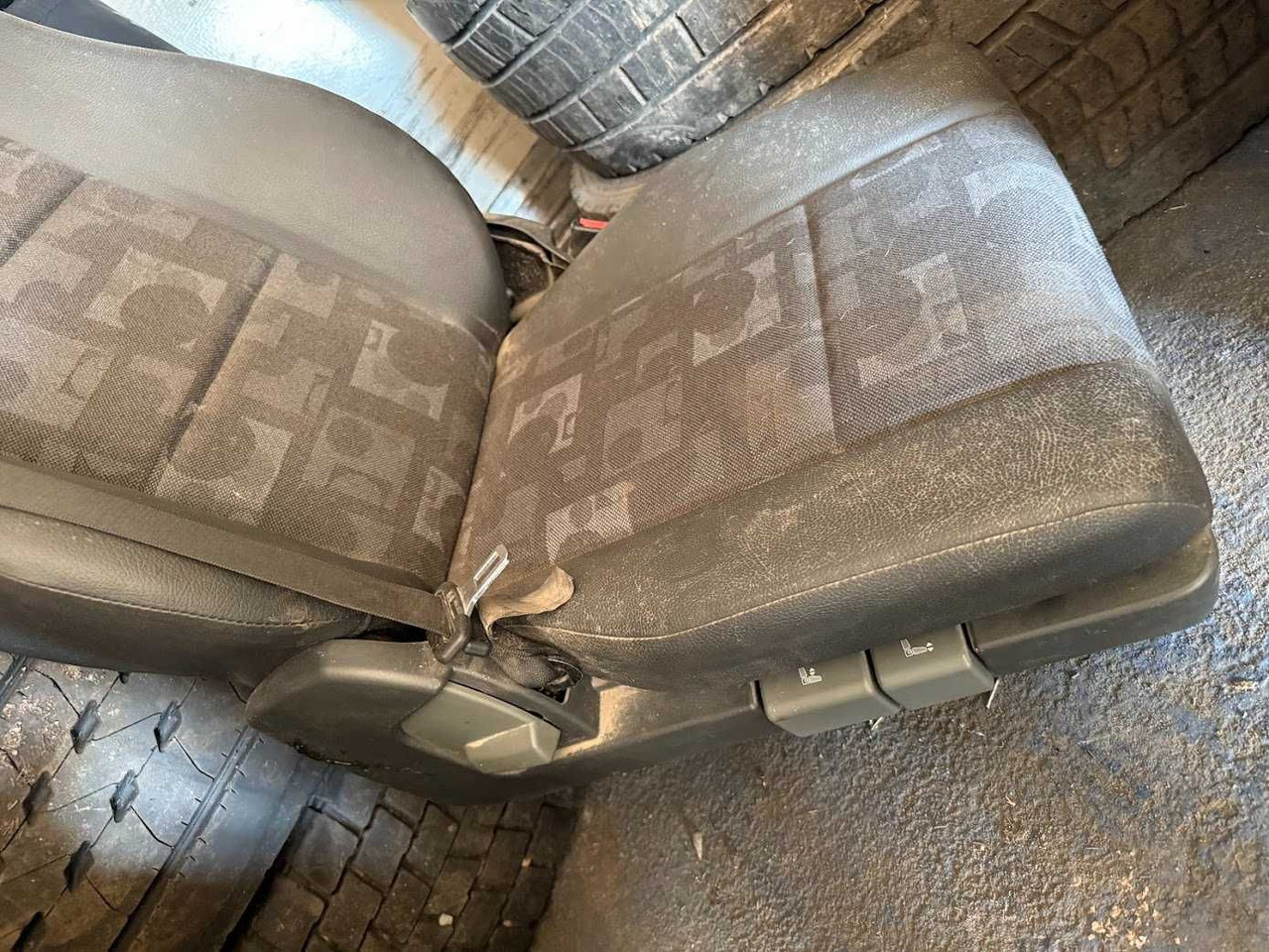 Foteli siedzenia komplet Mercedes Actros nowe - Siège pour Camion: photos 3 Foteli siedzenia komplet Mercedes Actros nowe - Siège pour Camion: photos 3