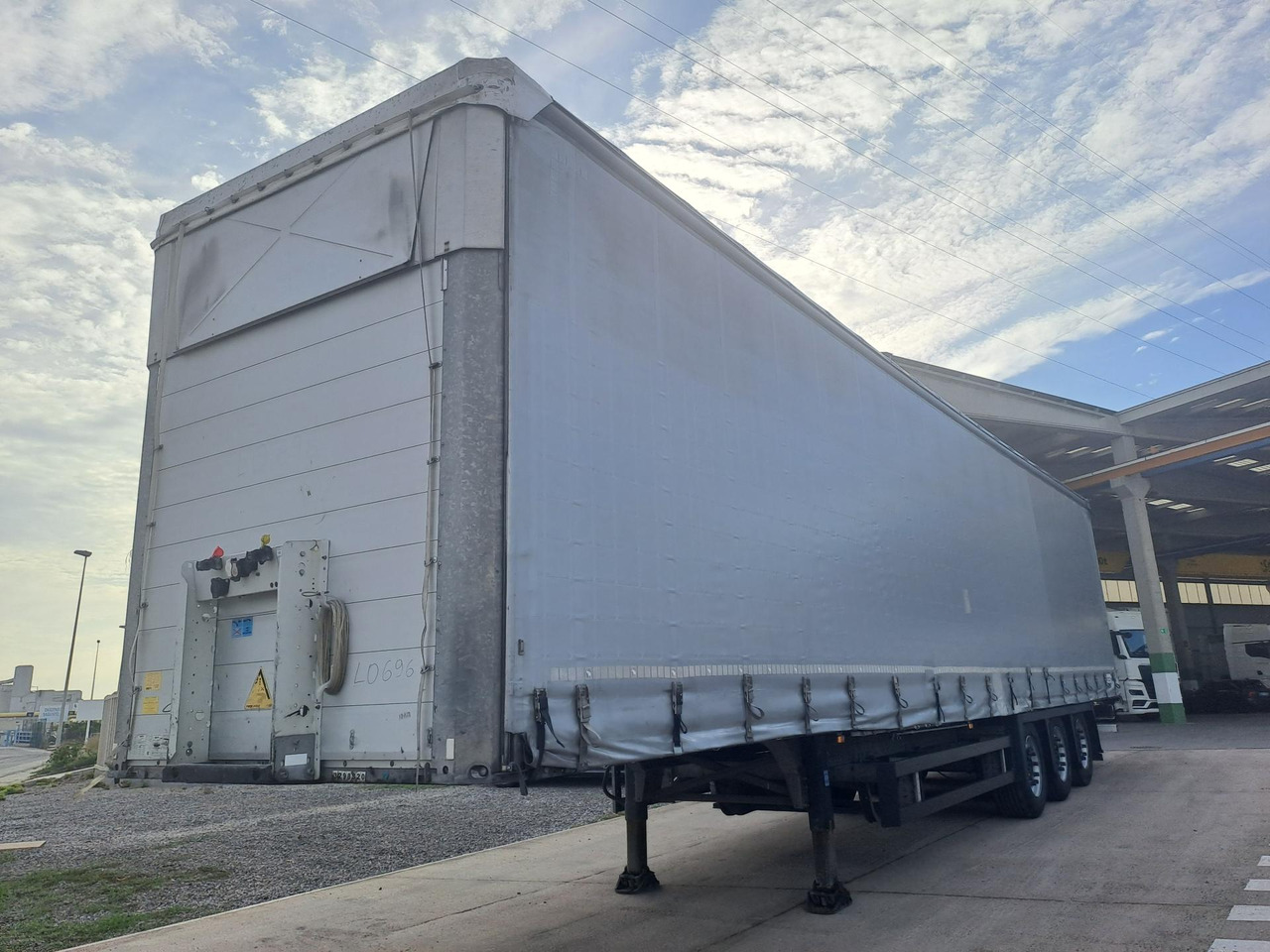 Schmitz Cargobull SCS24/L Varios - Semi-remorque rideaux coulissants: photos 1 Schmitz Cargobull SCS24/L Varios - Semi-remorque rideaux coulissants: photos 1