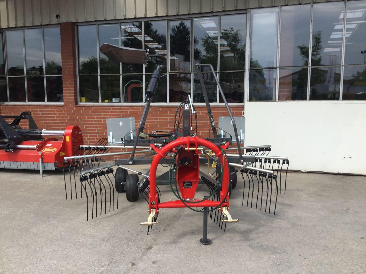 Massey Ferguson RK 451 DN - Faneuse: photos 2 Massey Ferguson RK 451 DN - Faneuse: photos 2