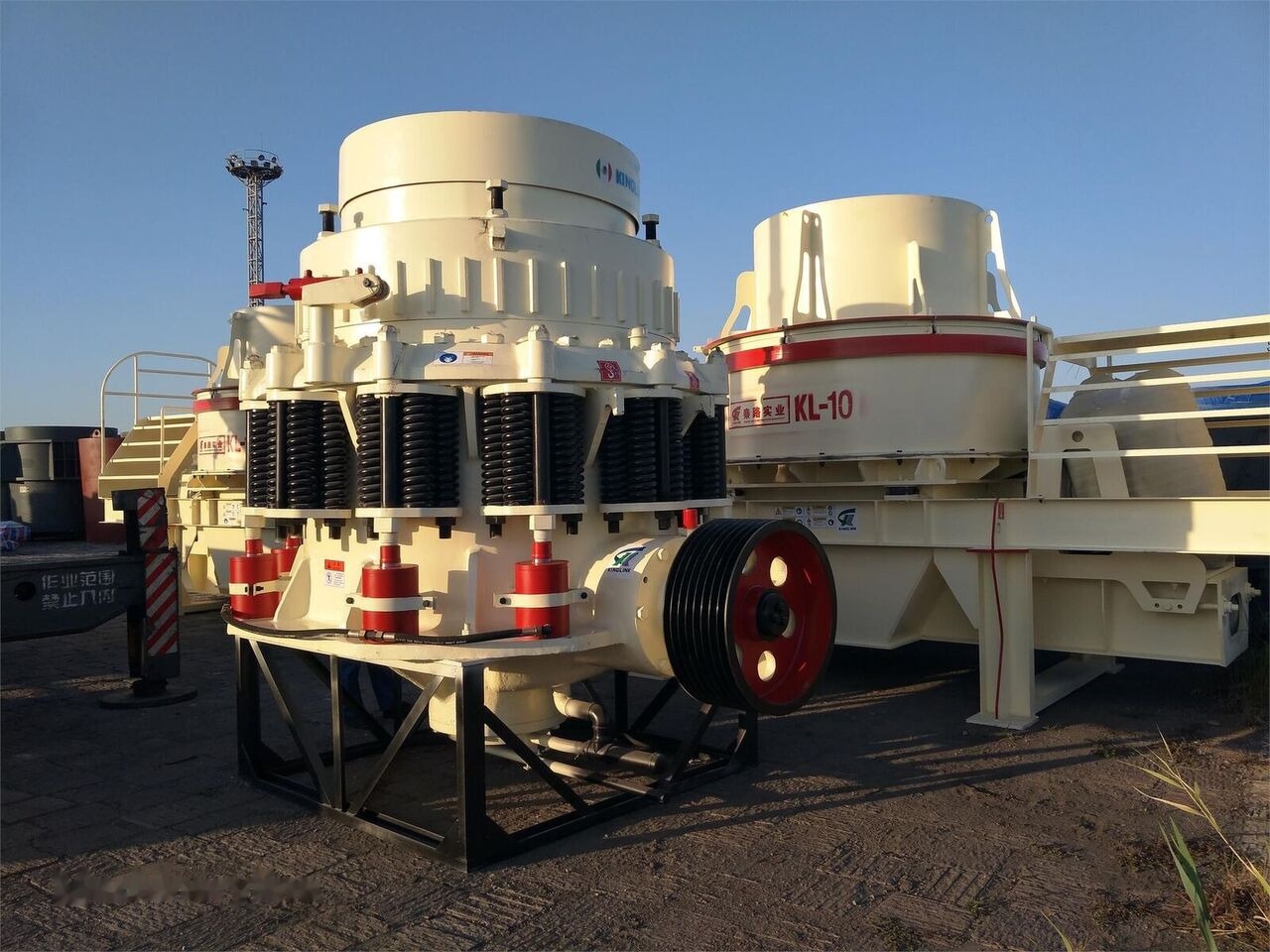 Kinglink 250TPH KLM1380 Iron Ore Cone Crusher - Concasseur à cône: photos 4 Kinglink 250TPH KLM1380 Iron Ore Cone Crusher - Concasseur à cône: photos 4