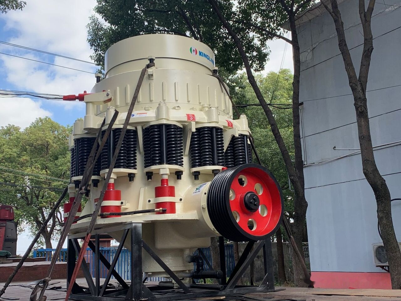 Kinglink NEW 4.25 Feet KLM1300 300TPH Iron Stone Cone Crusher - Concasseur à cône: photos 2 Kinglink NEW 4.25 Feet KLM1300 300TPH Iron Stone Cone Crusher - Concasseur à cône: photos 2