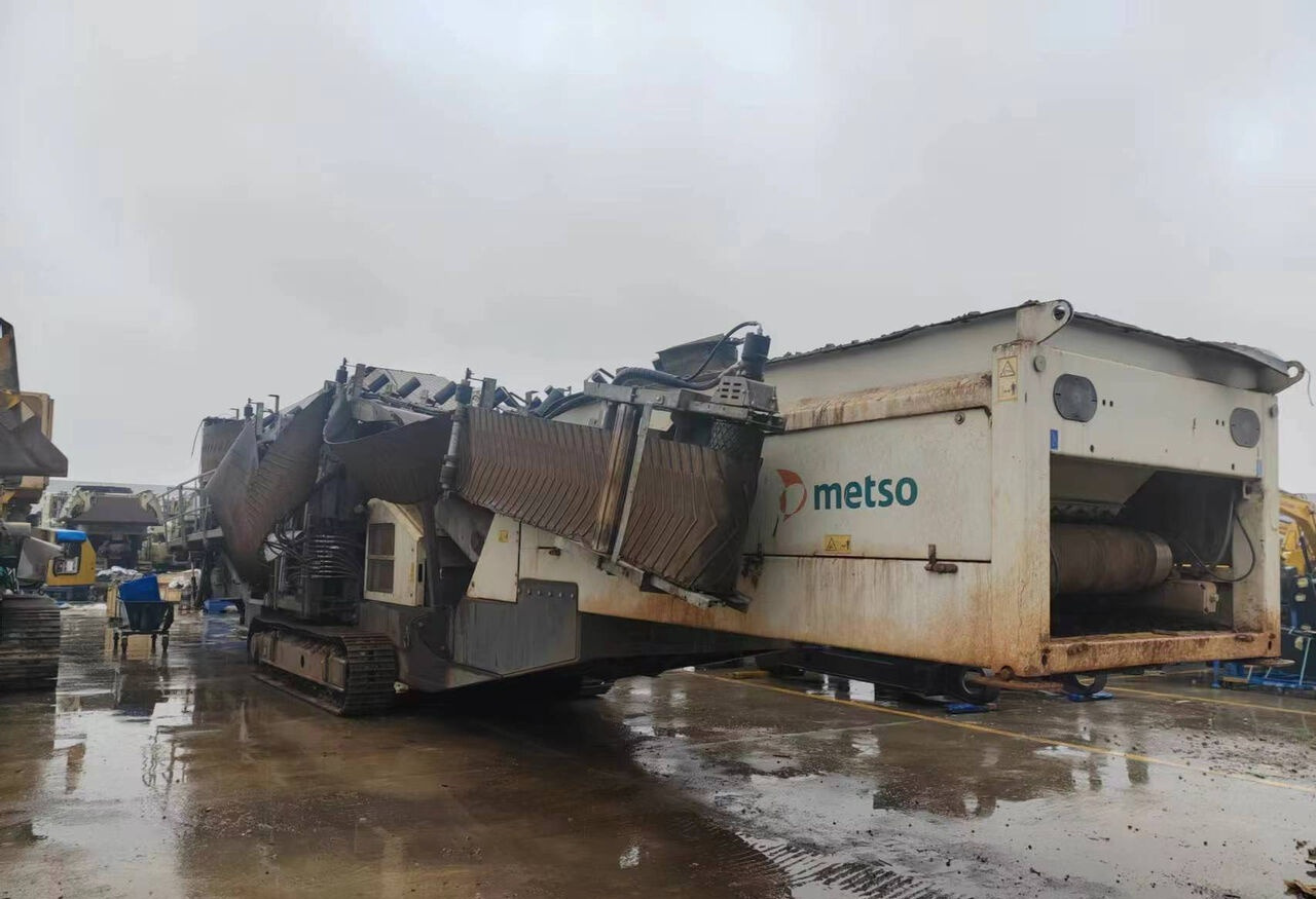 Metso Lokotrack ST4.8 Crawler Screen - Crible: photos 1 Metso Lokotrack ST4.8 Crawler Screen - Crible: photos 1