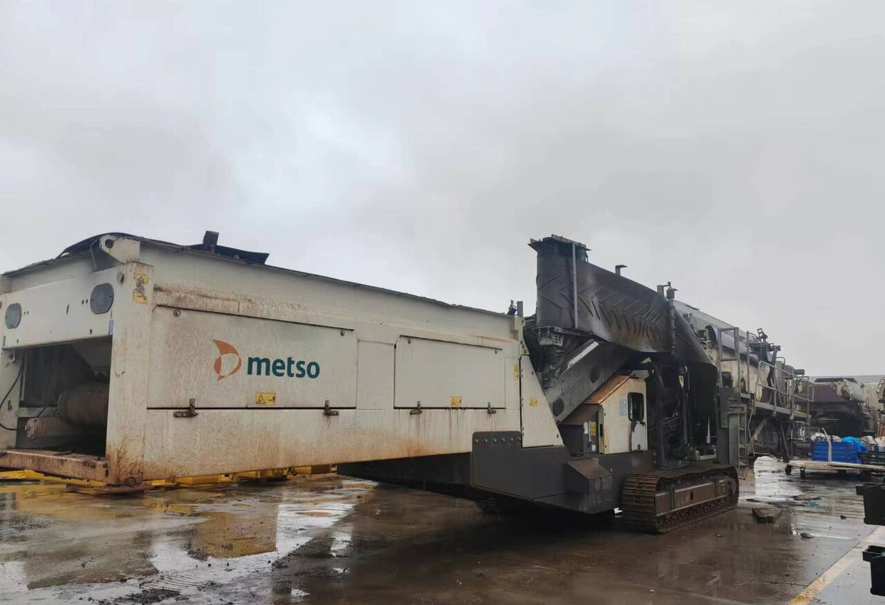 Metso Lokotrack ST4.8 Crawler Screen - Crible: photos 2 Metso Lokotrack ST4.8 Crawler Screen - Crible: photos 2