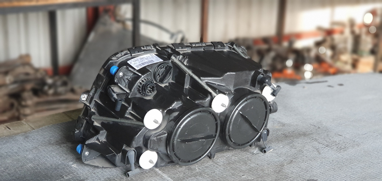 ACTROS MP III HEADLIGHT - PASSENGER - Lumière/ Éclairage pour Camion: photos 3 ACTROS MP III HEADLIGHT - PASSENGER - Lumière/ Éclairage pour Camion: photos 3