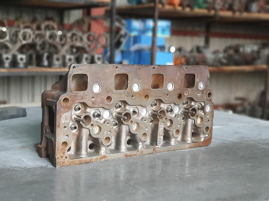 MERCEDES-BENZ VARIO - Culasse pour Camion: photos 3 MERCEDES-BENZ VARIO - Culasse pour Camion: photos 3