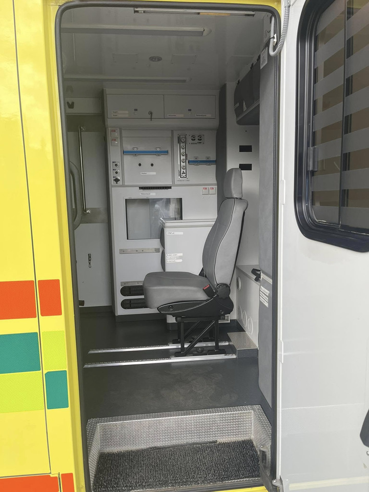 Mercedes-Benz Sprinter 319 - AMBULANCEBOX / Krankenwagen / ambulance - Ambulance: photos 5 Mercedes-Benz Sprinter 319 - AMBULANCEBOX / Krankenwagen / ambulance - Ambulance: photos 5
