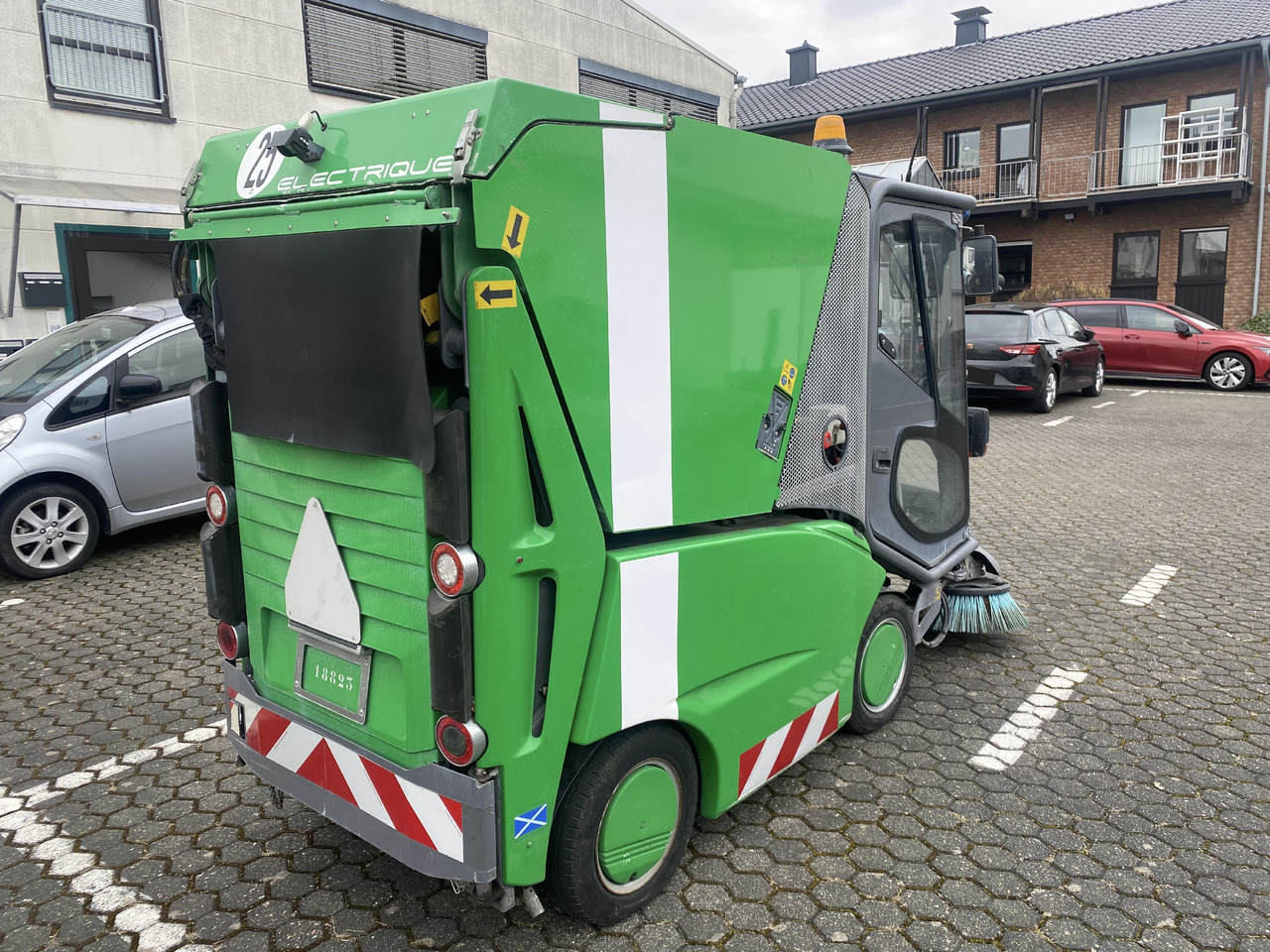 TENNANT Green Machines 500 ZE electric 500 ZE - Balayeuse de voirie: photos 2 TENNANT Green Machines 500 ZE electric 500 ZE - Balayeuse de voirie: photos 2