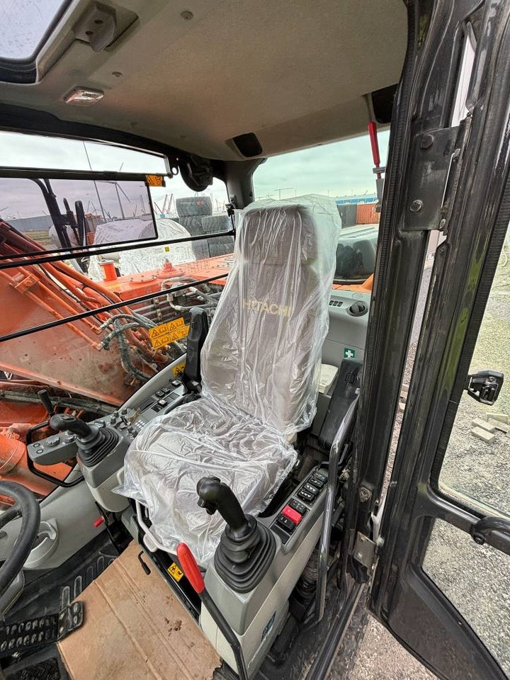 Pelle sur pneus Hitachi ZX 140 W-5B: photos 10