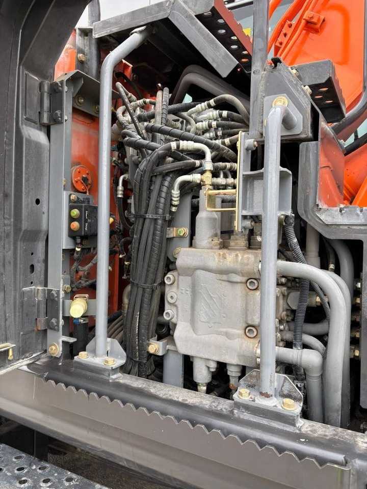 Pelle sur pneus Hitachi ZX 140 W-5B: photos 16