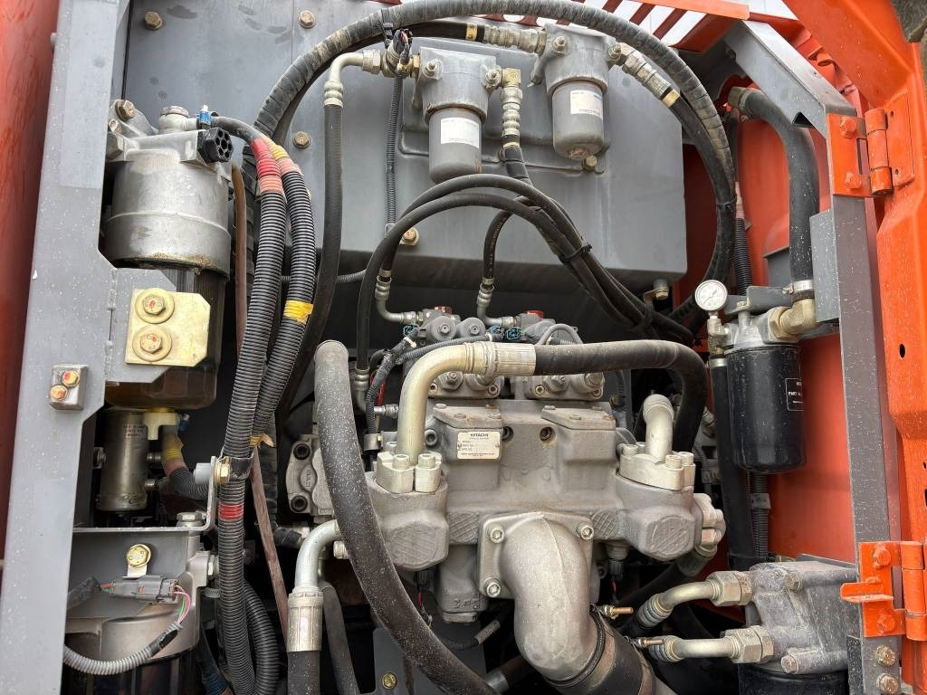 Pelle sur pneus Hitachi ZX 140 W-5B: photos 15