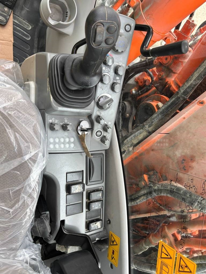 Pelle sur pneus Hitachi ZX 140 W-5B: photos 12