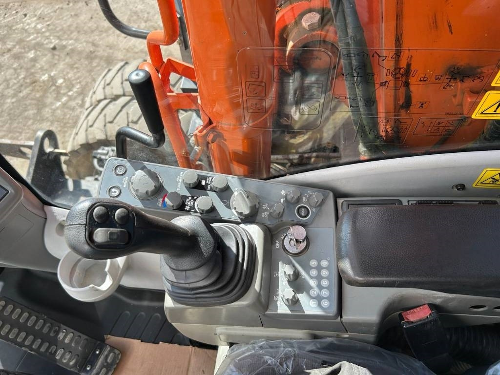 Pelle sur pneus Hitachi ZX 140 W-5B: photos 14