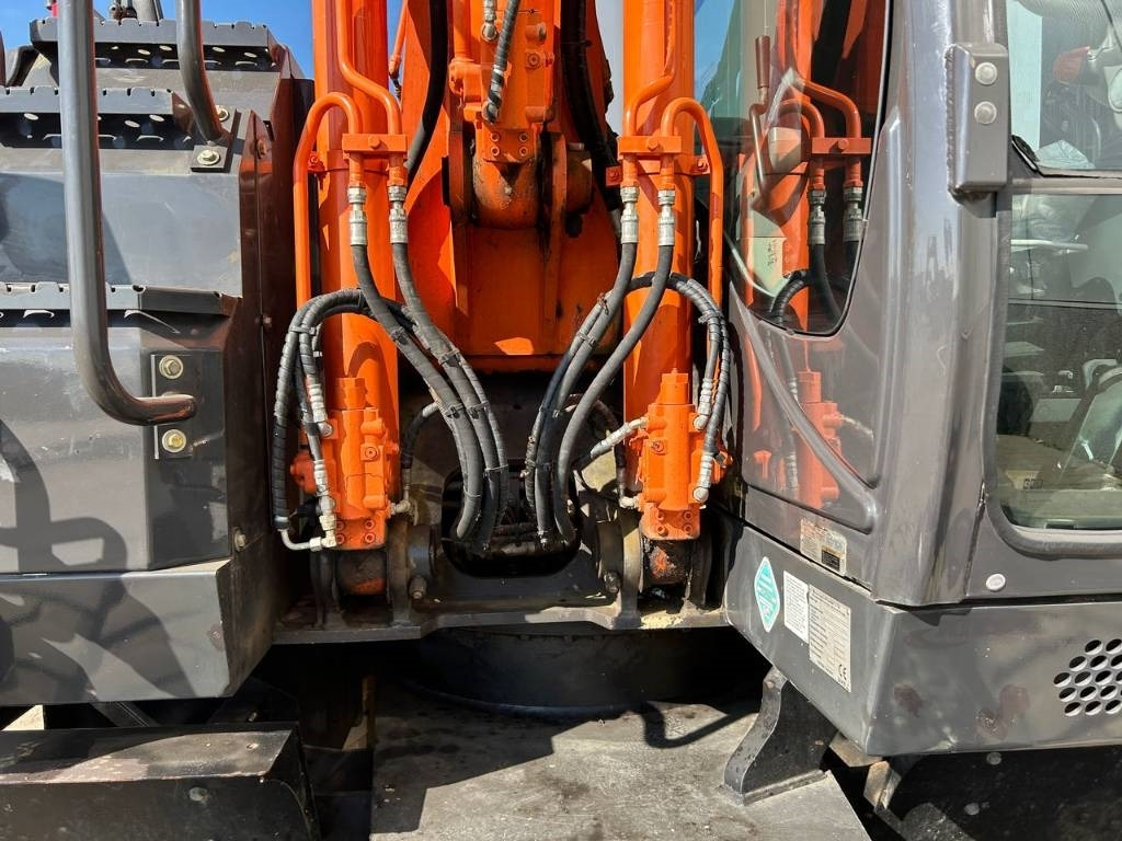 Pelle sur pneus Hitachi ZX 140 W-5B: photos 34