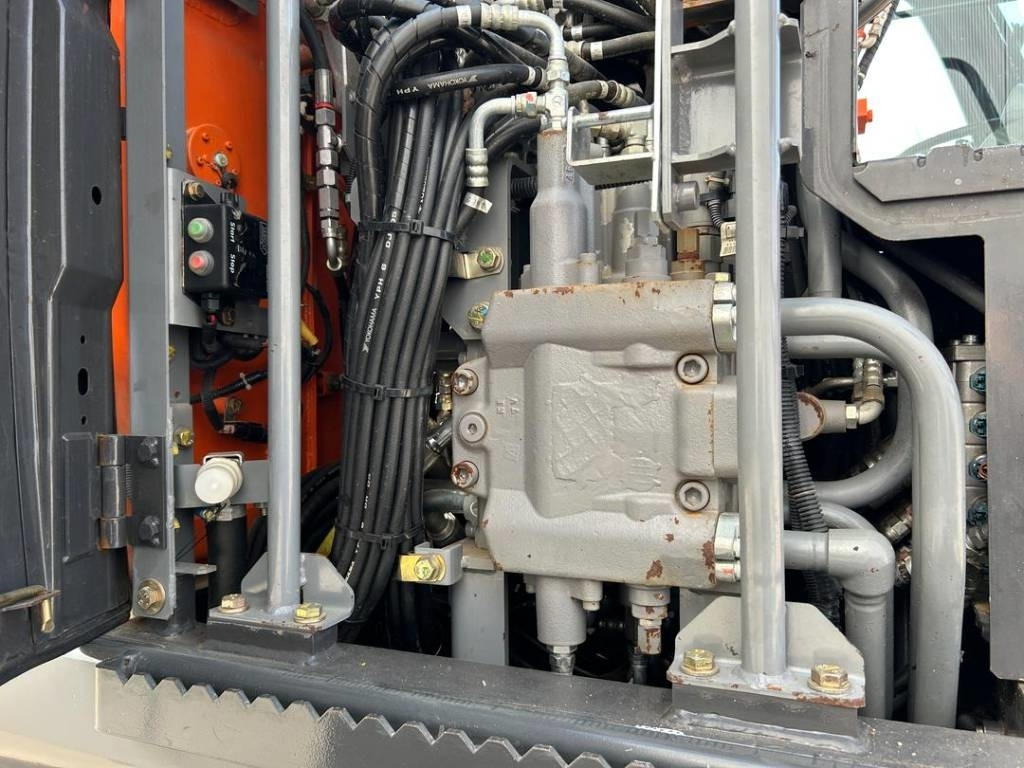 Pelle sur pneus Hitachi ZX 140 W-5B: photos 25
