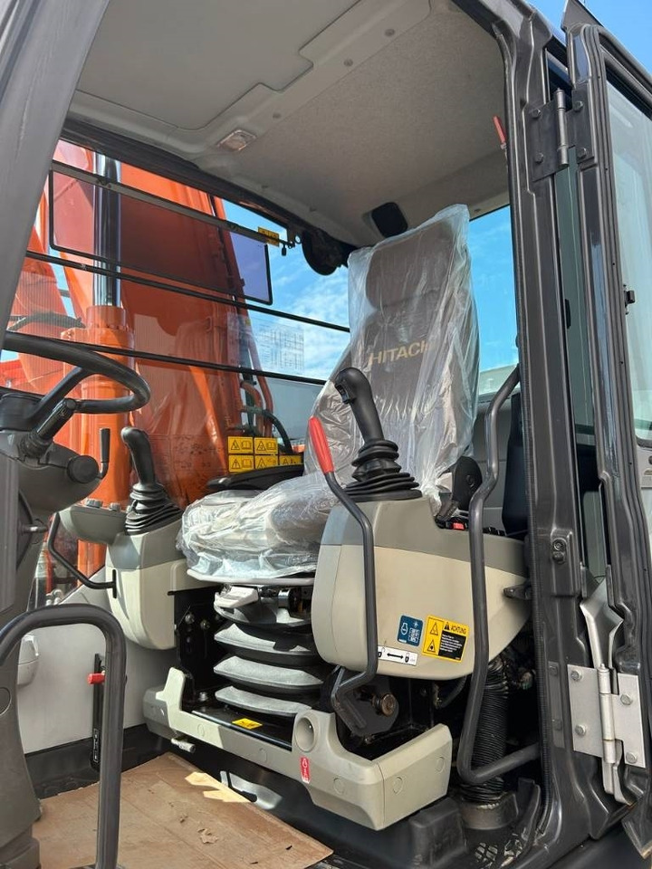 Pelle sur pneus Hitachi ZX 140 W-5B: photos 12