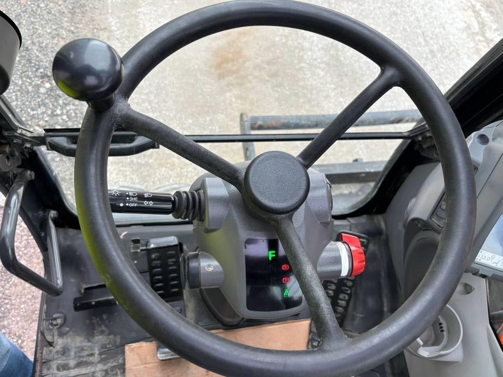 Pelle sur pneus Hitachi ZX 140 W-5B: photos 11