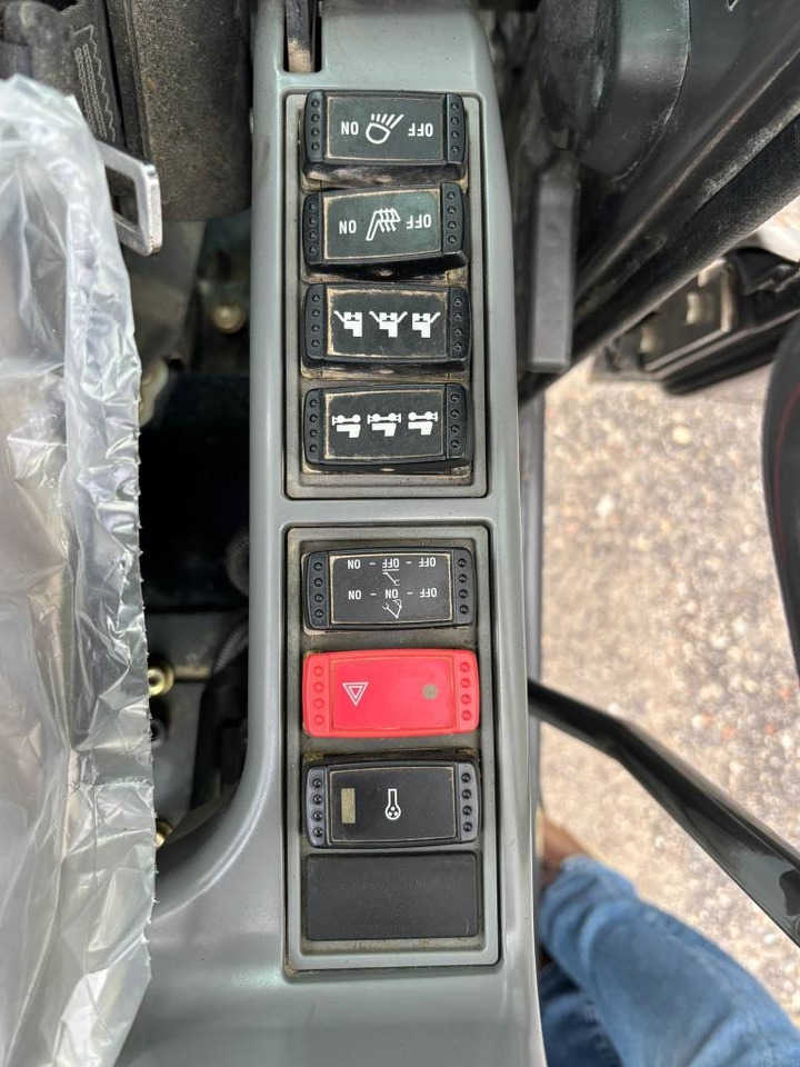 Pelle sur pneus Hitachi ZX 140 W-5B: photos 13