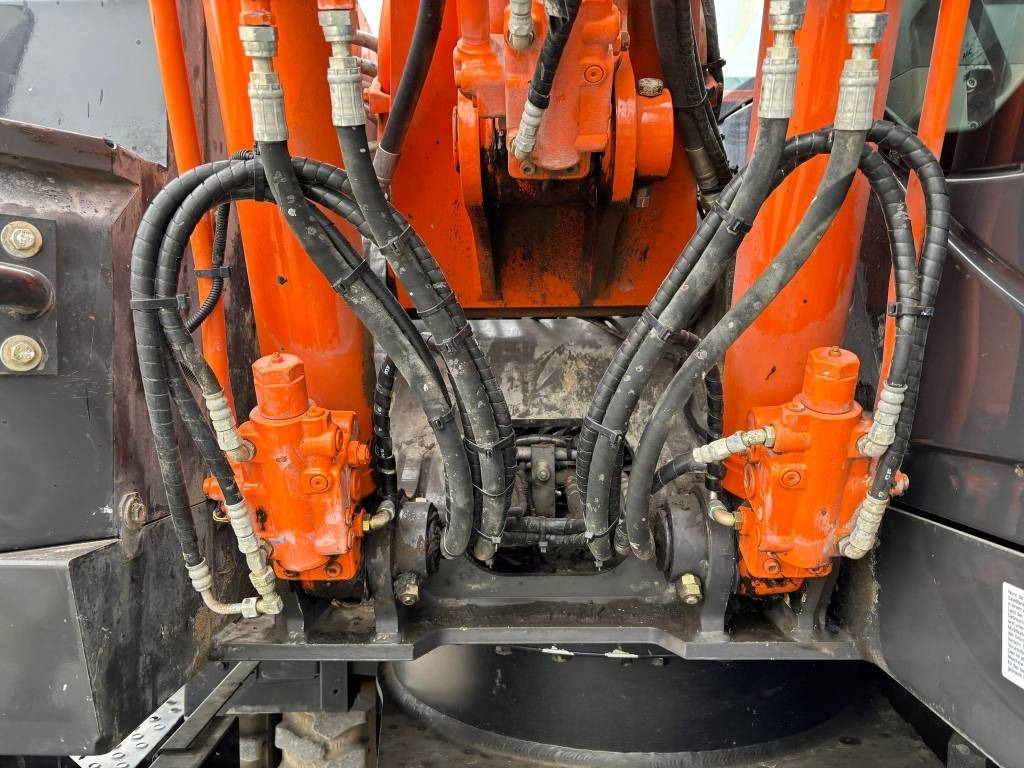 Pelle sur pneus Hitachi ZX 140 W-5B: photos 17