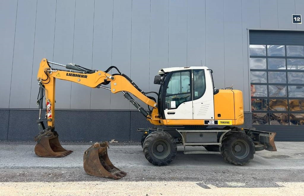 Liebherr A 912 Compact (2 Buckets) - Pelle sur pneus: photos 1 Liebherr A 912 Compact (2 Buckets) - Pelle sur pneus: photos 1