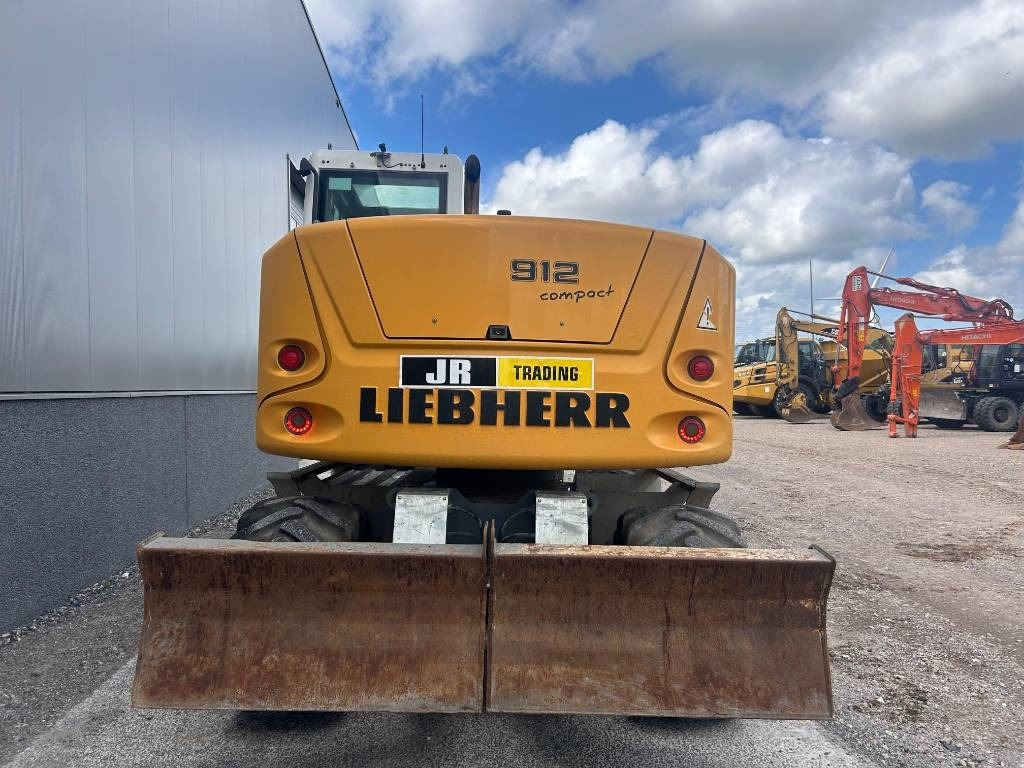 Liebherr A 912 Compact (2 Buckets) - Pelle sur pneus: photos 4 Liebherr A 912 Compact (2 Buckets) - Pelle sur pneus: photos 4