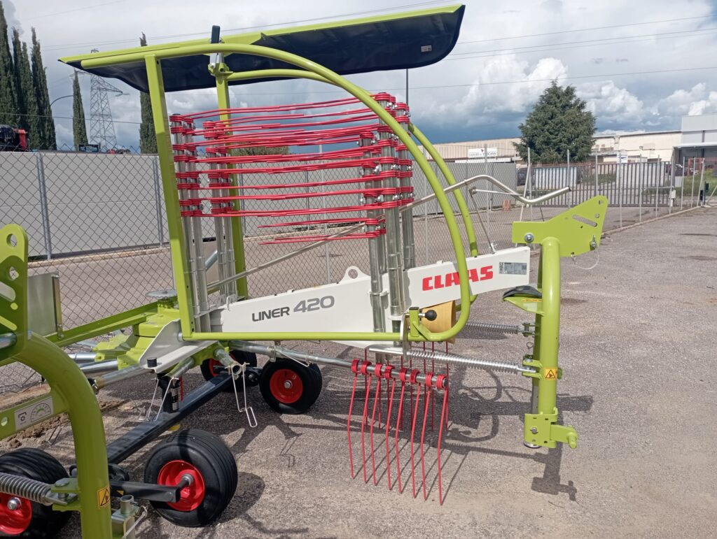 Claas Liner 420 - Faneuse: photos 1 Claas Liner 420 - Faneuse: photos 1