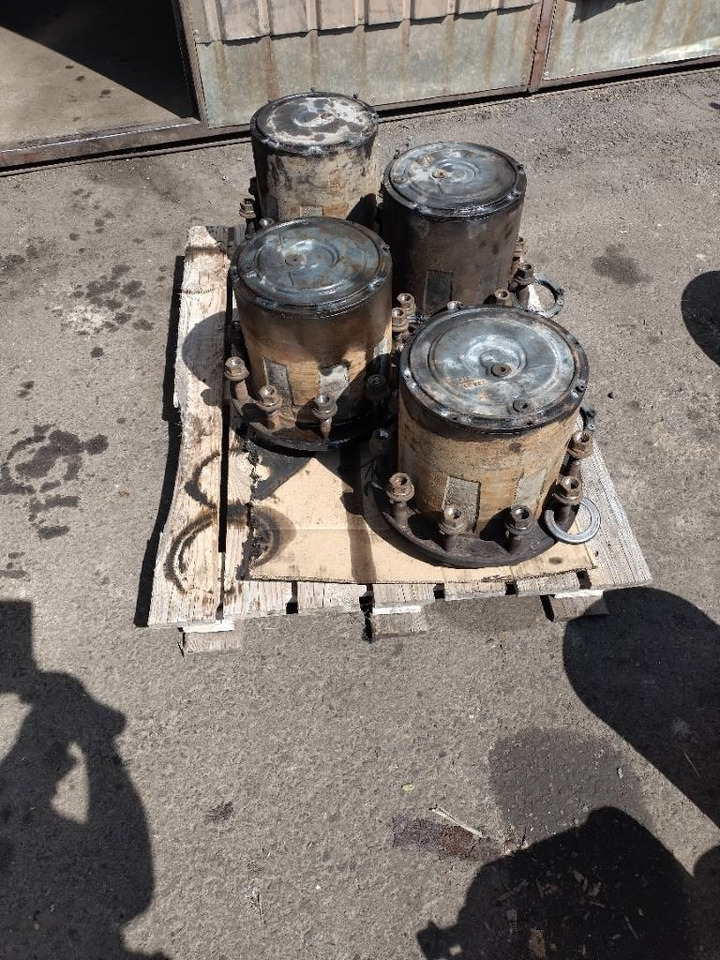 Sisu E,R ja Polar napoja - Essieu et pièces pour Camion: photos 1 Sisu E,R ja Polar napoja - Essieu et pièces pour Camion: photos 1