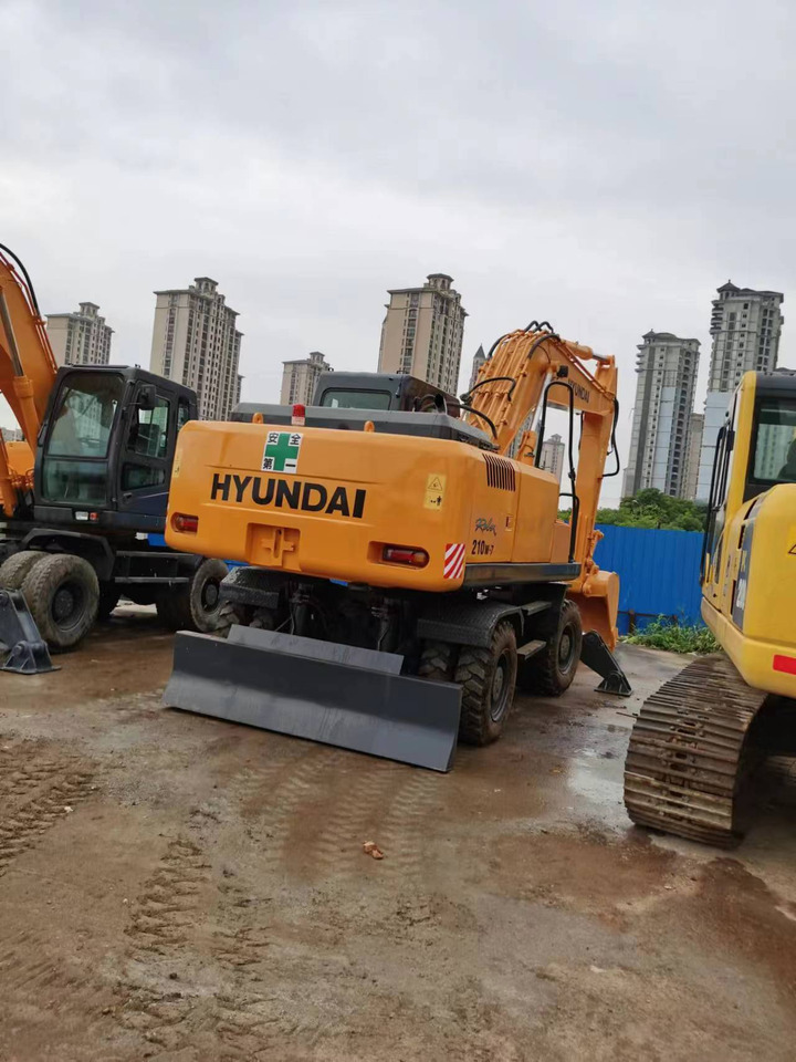 HYUNDAI 210W-7 - Pelle sur pneus: photos 4 HYUNDAI 210W-7 - Pelle sur pneus: photos 4