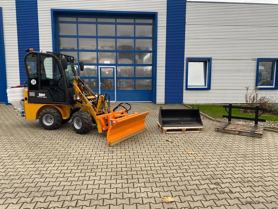 Radlader/Hoflader BK906 mit Kabine inkl. Winter-Komplettpaket *INKL.19% MWST.*BERGER KRAUS*PERKINS*EURO*SOFORT!* - Valet de ferme: photos 1 Radlader/Hoflader BK906 mit Kabine inkl. Winter-Komplettpaket *INKL.19% MWST.*BERGER KRAUS*PERKINS*EURO*SOFORT!* - Valet de ferme: photos 1