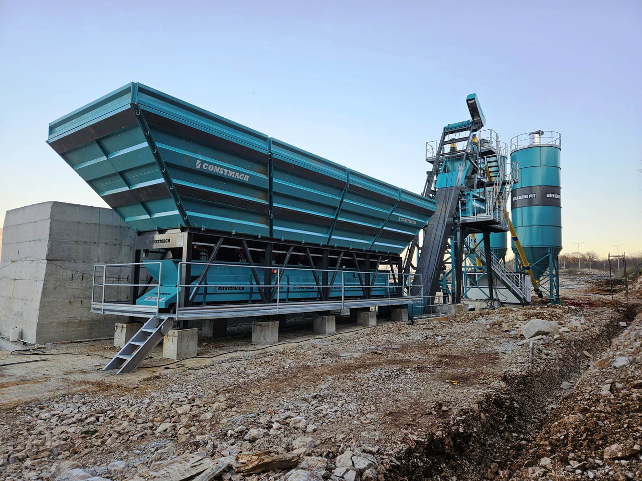 Constmach 120 m³/h Compact Concrete Batching Plant - Centrale à béton: photos 1 Constmach 120 m³/h Compact Concrete Batching Plant - Centrale à béton: photos 1