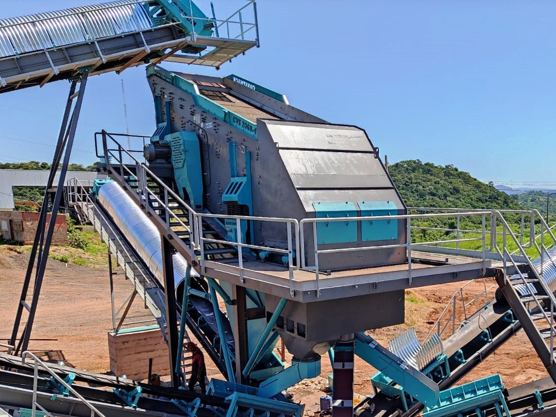 Constmach Schwingsieb Anlagen 70-95 t/h 2-3-4 Stufen 1200x4000 mm - Crible: photos 1 Constmach Schwingsieb Anlagen 70-95 t/h 2-3-4 Stufen 1200x4000 mm - Crible: photos 1