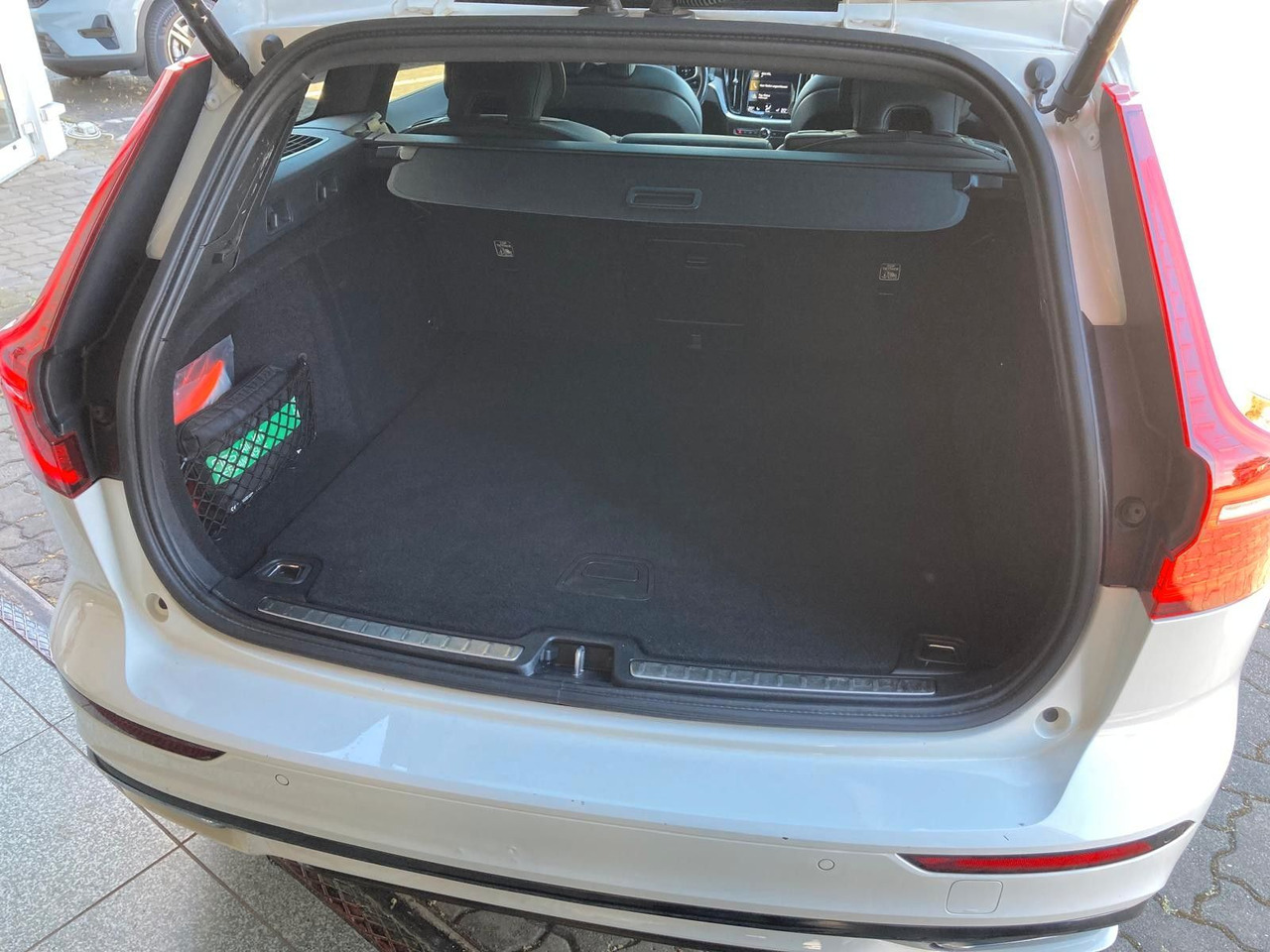 Volvo V60 B4 (Diesel) R Design (Standheiz, AHK, Pano) - Voiture: photos 5 Volvo V60 B4 (Diesel) R Design (Standheiz, AHK, Pano) - Voiture: photos 5