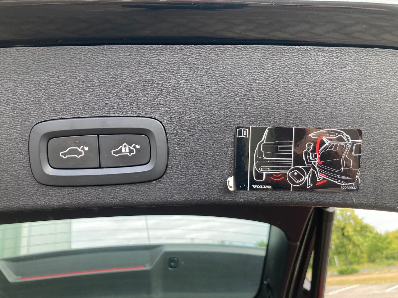 SUV Volvo XC 40 D3 Momentum Pro AWD: photos 16