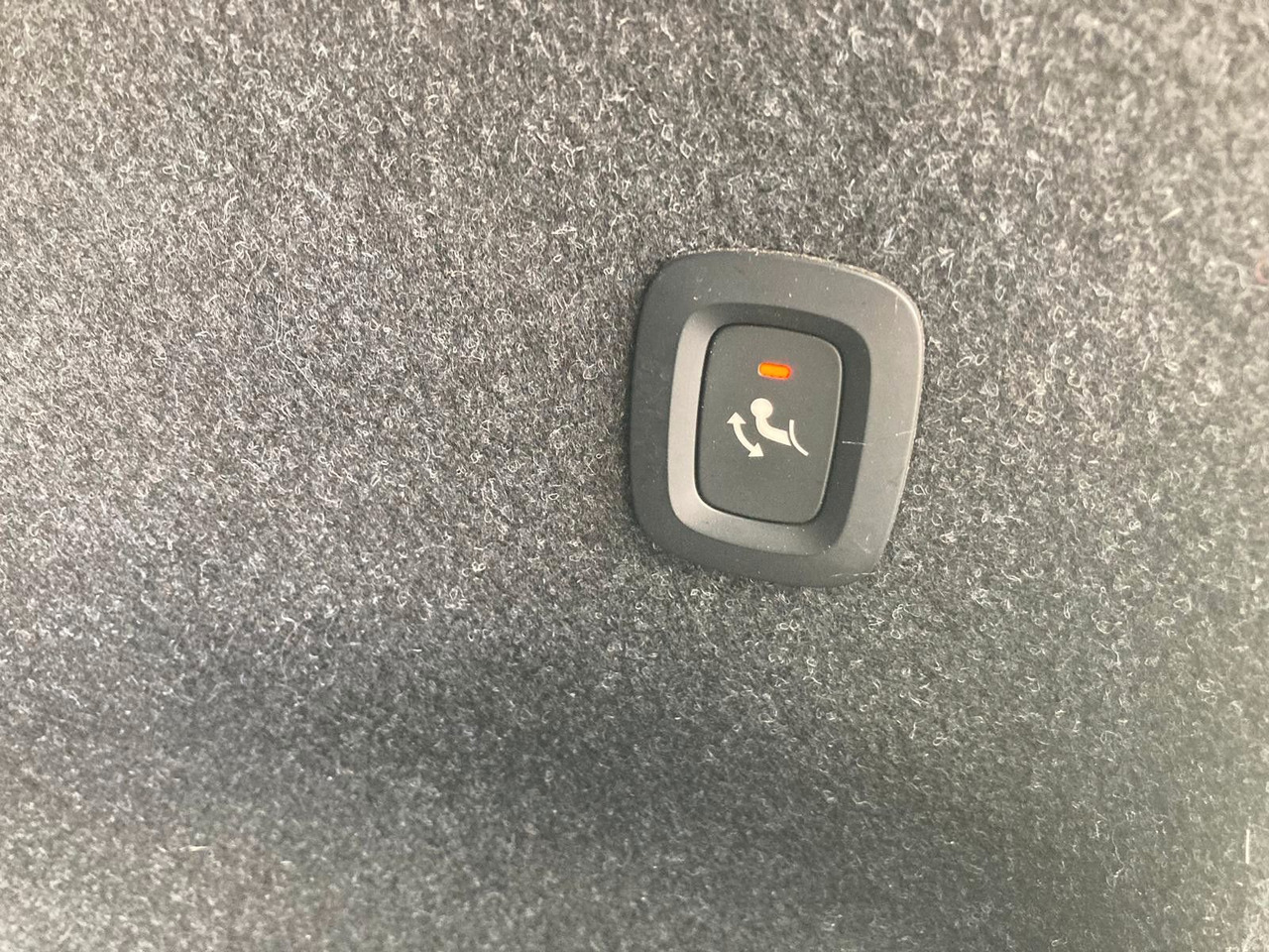 SUV Volvo XC 40 D3 Momentum Pro AWD: photos 14