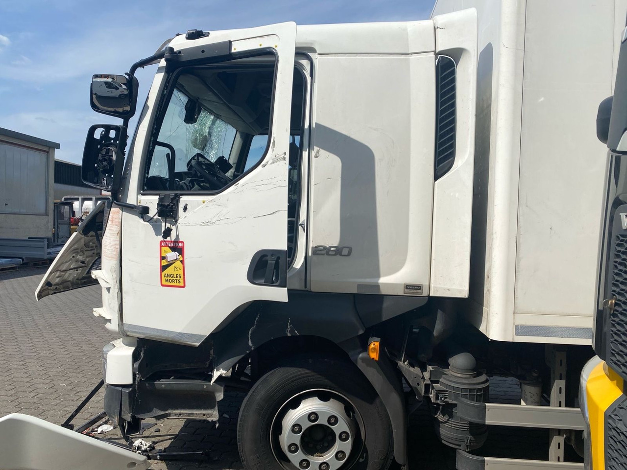 Volvo FL 16.280 Koffer Unfallschaden - Camion fourgon: photos 3 Volvo FL 16.280 Koffer Unfallschaden - Camion fourgon: photos 3