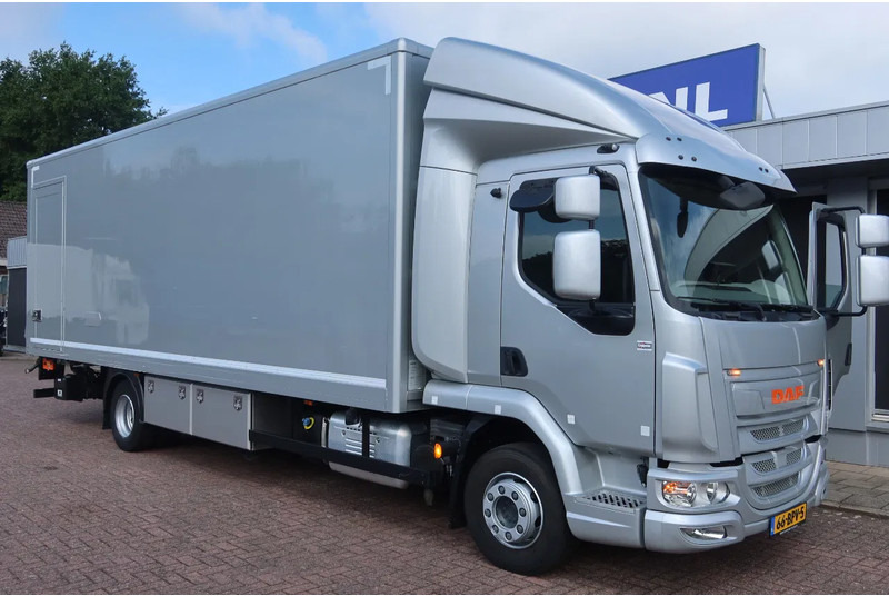 DAF LF 210 FA Zilver metallic bak + klep Dhollandia 1500 kg + rol stops, Comfort cabine. - Camion fourgon: photos 2 DAF LF 210 FA Zilver metallic bak + klep Dhollandia 1500 kg + rol stops, Comfort cabine. - Camion fourgon: photos 2