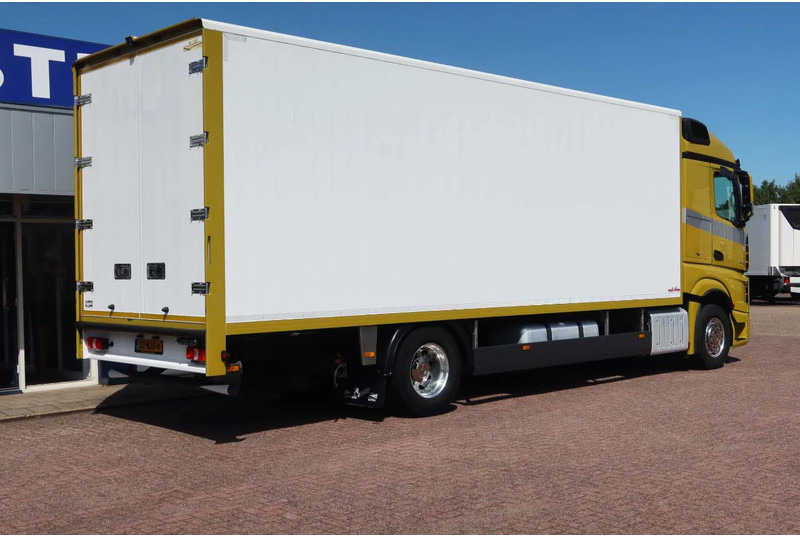 Mercedes-Benz Actros 1933 L Aluminium Bakwagen , Horse / tracing truck. Met deuren + 1 bed. - Camion fourgon: photos 3 Mercedes-Benz Actros 1933 L Aluminium Bakwagen , Horse / tracing truck. Met deuren + 1 bed. - Camion fourgon: photos 3