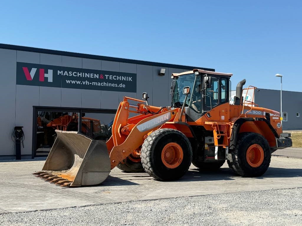 Doosan DL 300-3 - Chargeuse sur pneus: photos 1 Doosan DL 300-3 - Chargeuse sur pneus: photos 1