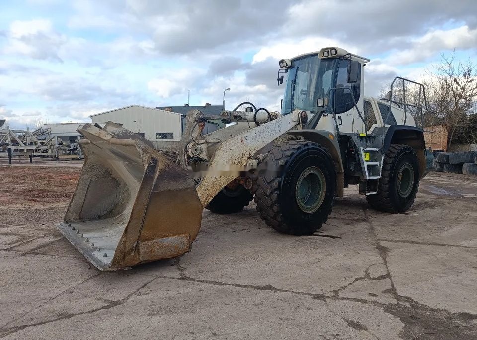 Liebherr L550 2plus2 długi wysięgnik wysypu - Chargeuse sur pneus: photos 1 Liebherr L550 2plus2 długi wysięgnik wysypu - Chargeuse sur pneus: photos 1