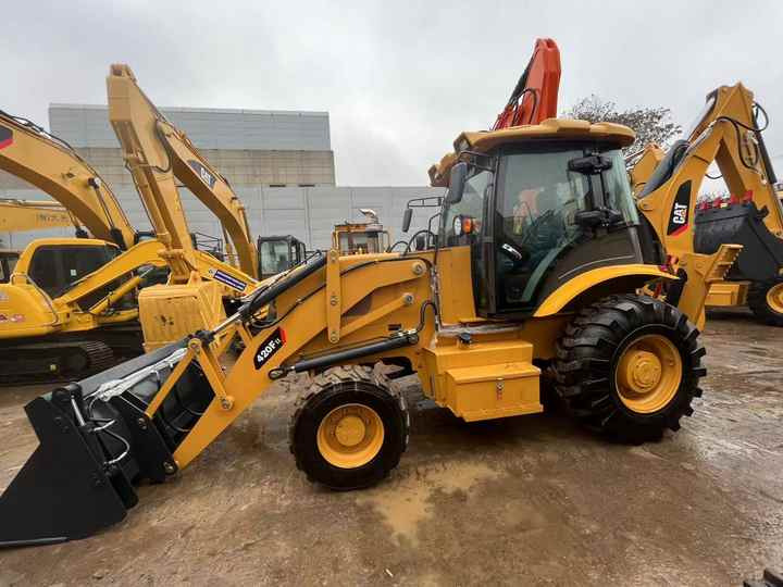 Backhoe loader CAT 420F loader used cheap CAT 420F loader and digger in good running condition on sale - Tractopelle: photos 3 Backhoe loader CAT 420F loader used cheap CAT 420F loader and digger in good running condition on sale - Tractopelle: photos 3
