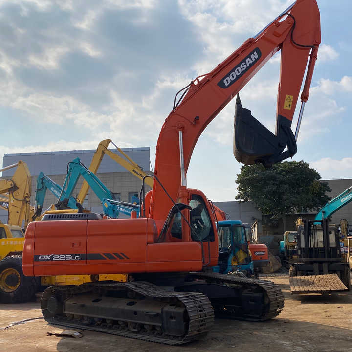 Best Selling DOOSAN excavator machine construction used machinery equipment dx225 DX60 DX70 DH60 DH220 used excavators in stock - Pelle: photos 1 Best Selling DOOSAN excavator machine construction used machinery equipment dx225 DX60 DX70 DH60 DH220 used excavators in stock - Pelle: photos 1