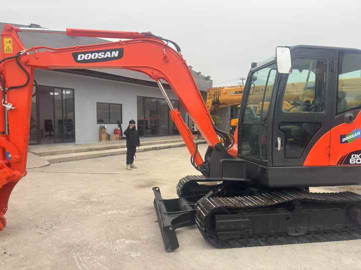High Quality Hot Selling 6ton Second Hand Excavator Machine Mini Small Excavator DX60-9C Used Doosan Excavator for Sale DX60 - Pelle: photos 4 High Quality Hot Selling 6ton Second Hand Excavator Machine Mini Small Excavator DX60-9C Used Doosan Excavator for Sale DX60 - Pelle: photos 4