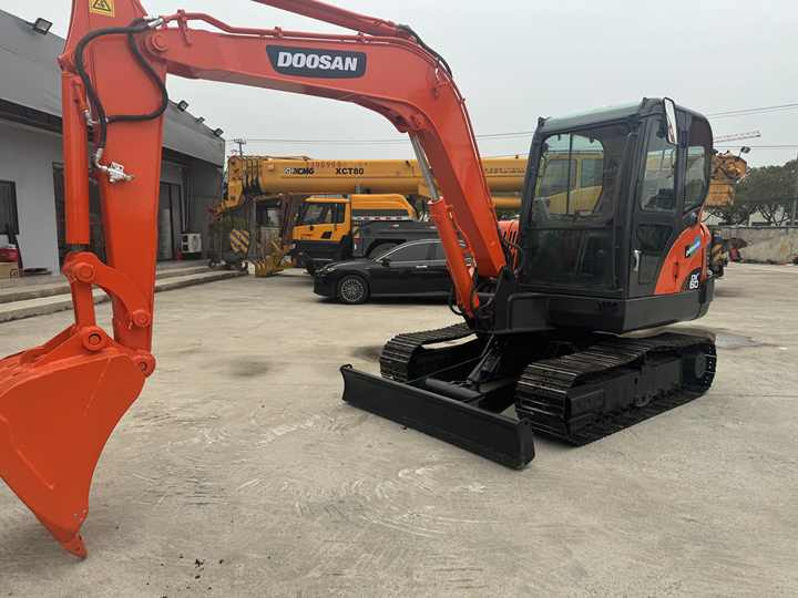 Used Excavator Doosan Dx60 Excavators Earth-moving Machinery Doosan Dx60 Dx80 Dx75 Dx225 Dh55 Dx60-9c for Sale - Pelle sur chenille: photos 5 Used Excavator Doosan Dx60 Excavators Earth-moving Machinery Doosan Dx60 Dx80 Dx75 Dx225 Dh55 Dx60-9c for Sale - Pelle sur chenille: photos 5