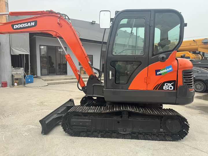 Used Excavator Doosan Dx60 Excavators Earth-moving Machinery Doosan Dx60 Dx80 Dx75 Dx225 Dh55 Dx60-9c for Sale - Pelle sur chenille: photos 3 Used Excavator Doosan Dx60 Excavators Earth-moving Machinery Doosan Dx60 Dx80 Dx75 Dx225 Dh55 Dx60-9c for Sale - Pelle sur chenille: photos 3