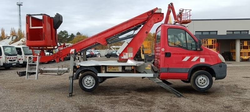 Iveco Daily Isoli PT165 - 16,5 m - Camion avec nacelle: photos 4 Iveco Daily Isoli PT165 - 16,5 m - Camion avec nacelle: photos 4