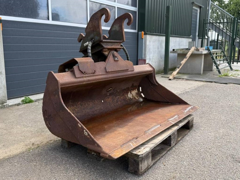 Cangini Benne CW10 tiltbucket / schwenklöffel / kantelbak - Godet pour Engins de chantier: photos 2 Cangini Benne CW10 tiltbucket / schwenklöffel / kantelbak - Godet pour Engins de chantier: photos 2