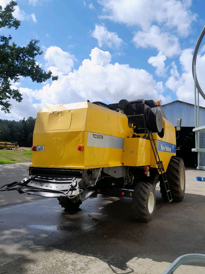 New Holland TC5070 - Moissonneuse-batteuse: photos 4 New Holland TC5070 - Moissonneuse-batteuse: photos 4